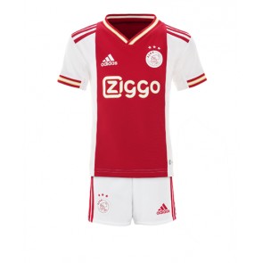 Ajax kläder Barn 2022-23 Hemmatröja Kortärmad (+ korta byxor)